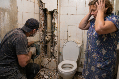 Ломают кафель в ванной, чтобы добраться до труб Сгенерировано