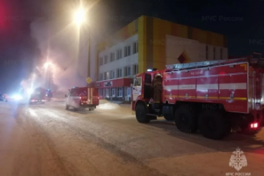 Подростки забираются в сгоревший ТЦ в Ангарске — полиция проводит проверку