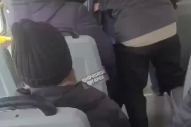 Пассажир автобуса ударил подростка и угрожал пенсионерке в Ангарске