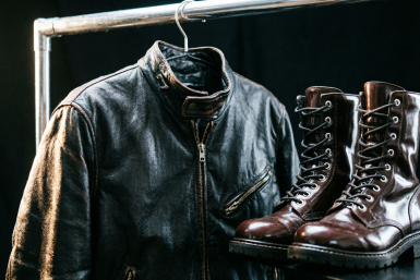 Натер "кожанку" и берцы кожурой — блестят как новые: все "коцки" испарились без следа