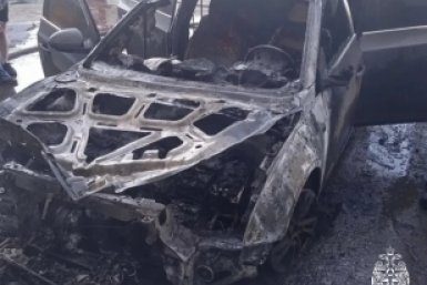 Легковушка загорелась в Октябрьском районе Иркутска