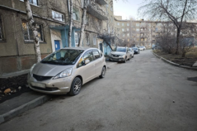 Парковочный коллапс: узнали, в каких дворах Ангарска машины "вытесняют" людей