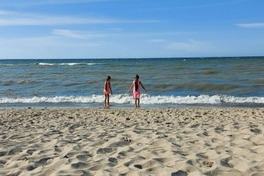 Тихо, дешево и купаться можно уже в мае: российские туристы нашли новый курорт с чистейшим морем