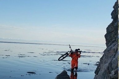 Велопоездка закончилась трагедией: мужчина погиб на Байкале из-за камнепада