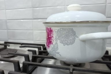 Кладу ложку в кастрюлю при варке супа — и пену не снимаю, и плита чистая: народная хитрость