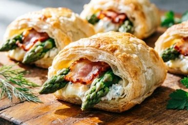 Слоеные слойки с творогом, беконом и спаржей - хрустящие и сытные