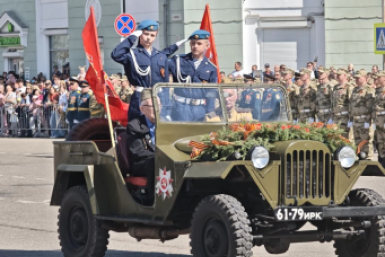 Парад Победы начался на площади Ленина в Ангарске