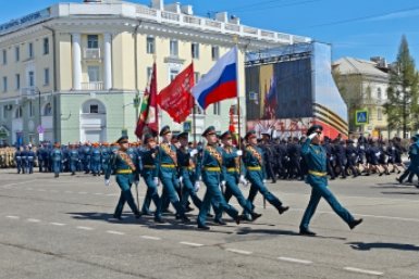 Под знаменем Победы: тысячи жителей Ангарска отметили 9 Мая на площади Ленина