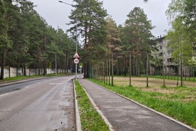 Жительница Ангарска пожаловалась на спортплощадку без ограждения прямо у дороги