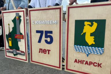 Картина из добрых дел: участники проекта "Радуга добра" поздравили Ангарск с юбилеем