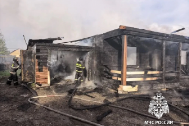 Трое взрослых и двое детей спаслись на пожаре благодаря очевидцам в Хомутове
