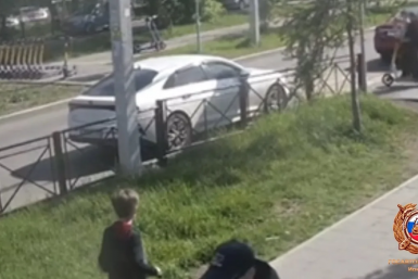 Автомобилист сбил двух школьниц на самокате на "зебре" в Иркутске