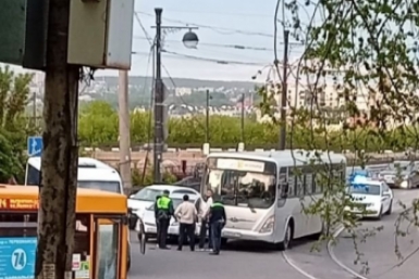 Автобус №80 попал в ДТП на Глазковском мосту в Иркутске
