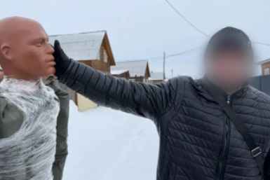 Житель Усть-Ордынского приковал цепью свою дочь с бывшем зятем на улице