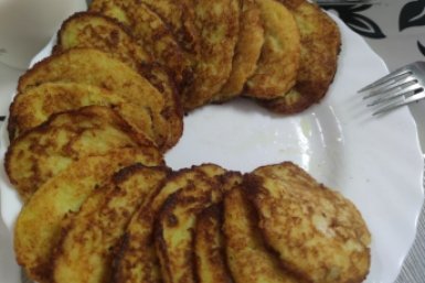 Хрустящие снаружи и пористые внутри: этот рецепт вкусных драников узнала от своей тетки Нины - секретный ингредиент