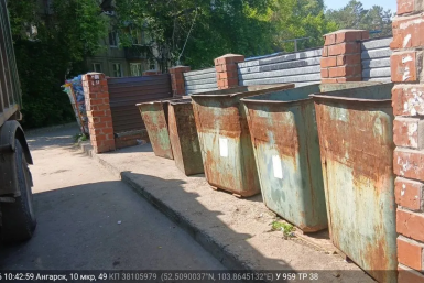 Мусор вывезли с переполненной контейнерной площадки в Ангарске после жалобы