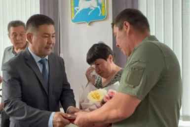 Семьям четырех погибших бойцов СВО передали ордена Мужества в Эхирит-Булагатском районе Канал Геннадия Осодоева в Максе (12+)
