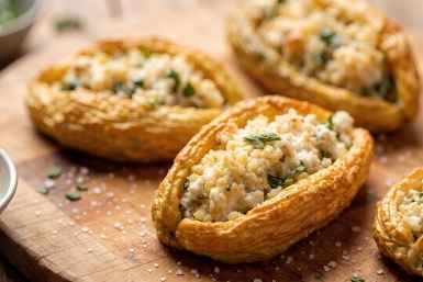 Хрустящие кабачковые лодочки с солёной брынзой и булгуром: этот летний ужин улетает за 15 минут