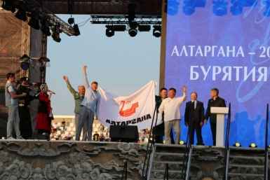 Знамя &quotАлтарганы&quot (6+) передали Иркутской области на церемонии закрытия фестиваля ИА UlanMedia