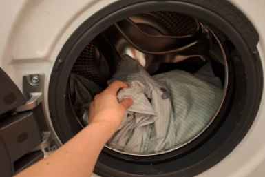 40 мл аммиака в стиралку — и белое белее снега, цветное ярче радуги: даже дешёвый порошок отстирывает до блеска