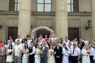 14 пар сказали "Да" на площади Ленина в юбилейный год Ангарска