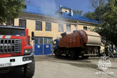 Водитель мусоровоза привез горящий мусор прямо к пожарным в Ангарске