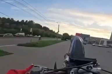 Мотоциклист устроил гонки с ДПС по тротуару и едва не задел людей в Ангарске