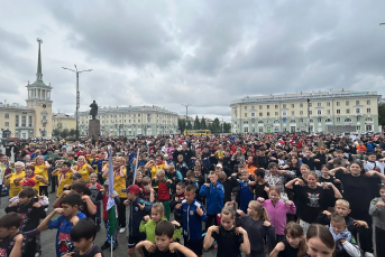 Около 300 ангарчан вышли на площадь Ленина на массовую зарядку в День бокса