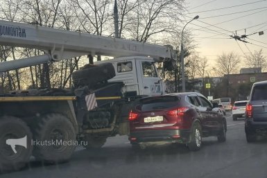Кроссовер столкнулся с автокраном на Байкальском кольце в Иркутске