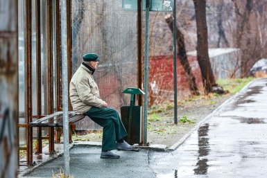 Льготы пенсионерам в 2026 году: что положено, кому и как оформить