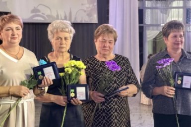 В Ангарске юбилейными медалями отметили 53 специалиста в День учителя