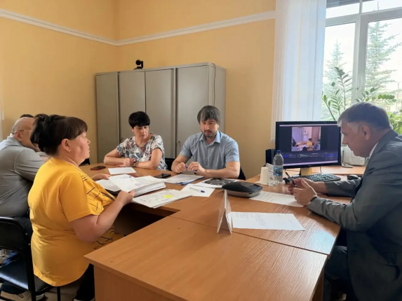Жители Ангарска обратились к властям округа с вопросами о жилье и ремонте двора