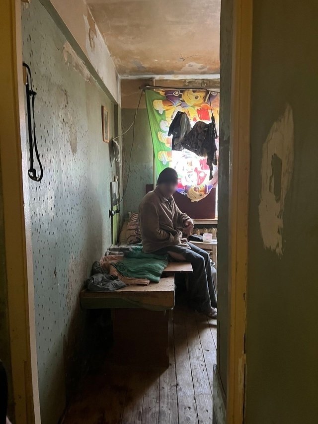 Мужчина развел антисанитарию и 12 собак в своей квартире в Ангарске ГУФССП по Иркутской области