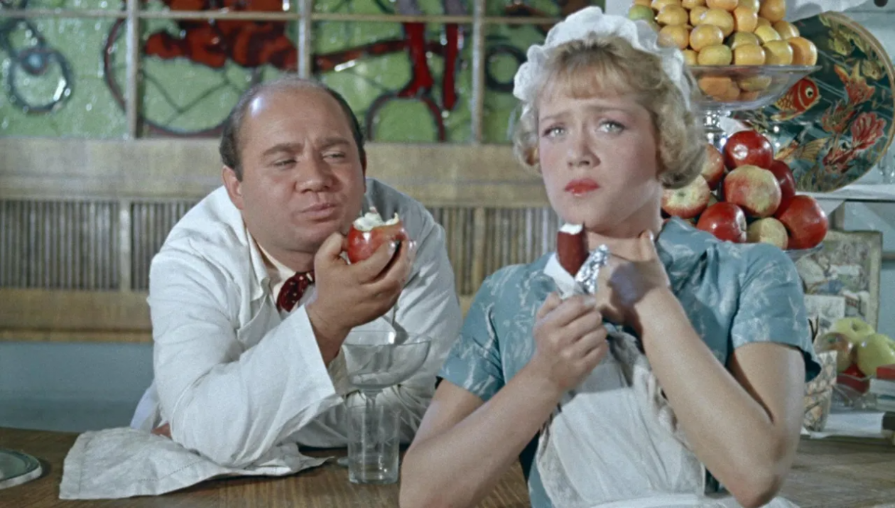 Тематическое фото кадр из фильма &quotПолосатый рейс&quot (12+)