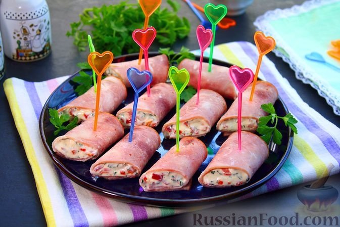 Эффектно и легко: рулетики из ветчины с начинкой из сыра, перца и укропа russianfood.com