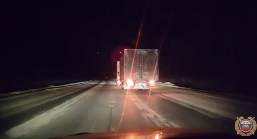 Полицейские пришли на помощь водителю заглохшего грузовика в Иркутской области Госавтоинспекция по Иркутской области