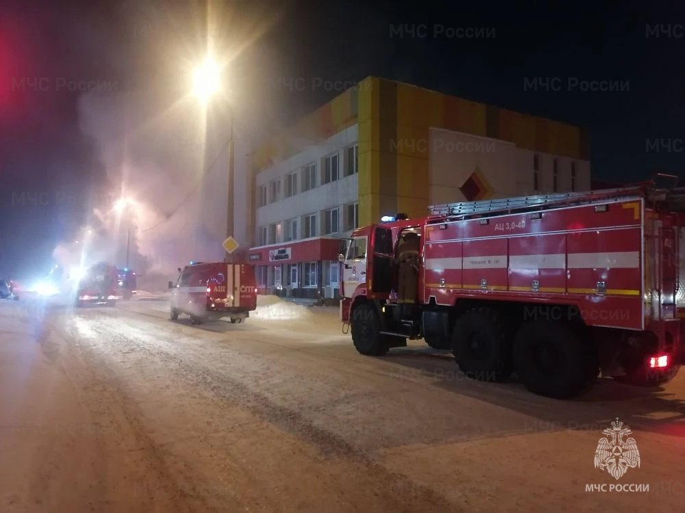 Торговый центр &quotАвтомир&quot загорелся в Ангарске Пресс-служба ГУ МЧС России по Иркутской области