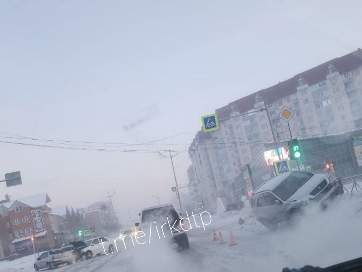 Автомобиль отбросило на дорожное ограждение в результате аварии в Ангарске Тг-канал (18+) &quotДТП38RUS&quot