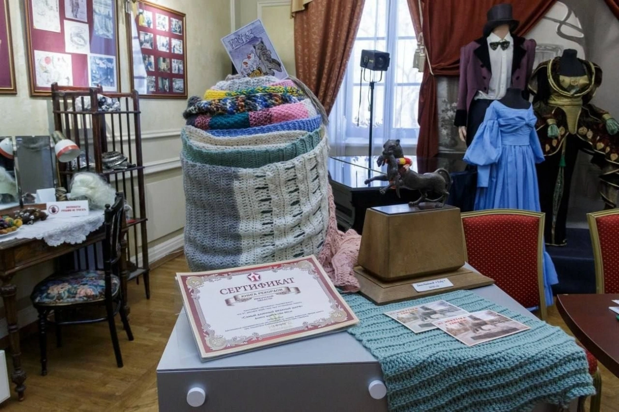 Длинный шарф Бабра передали на хранение музею истории Иркутска Пресс-служба администрации Иркутска