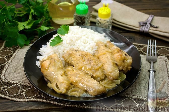Куриные крылышки, тушенные с луком и сметаной russianfood.com