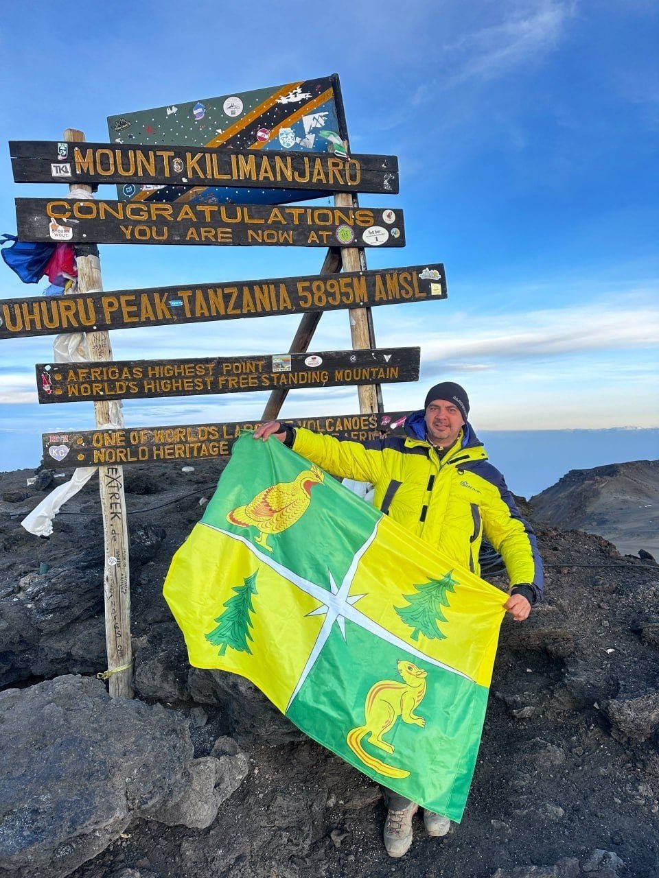 Уроженец Чунского района поднял флаг малой родины на Килиманджаро Тг-канал (18+) мэра Чунского района Николая Хрычова