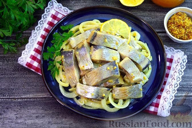 Селёдка, маринованная с луком в горчично-медовом маринаде russianfood.com