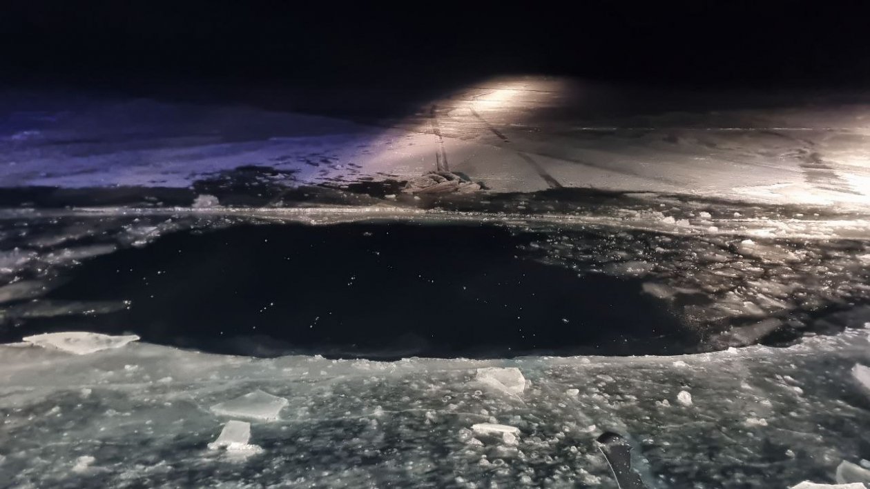 Автомобиль провалился под лед на Байкале. Погибли два человека Пресс-служба ГУ МВД России по Иркутской области