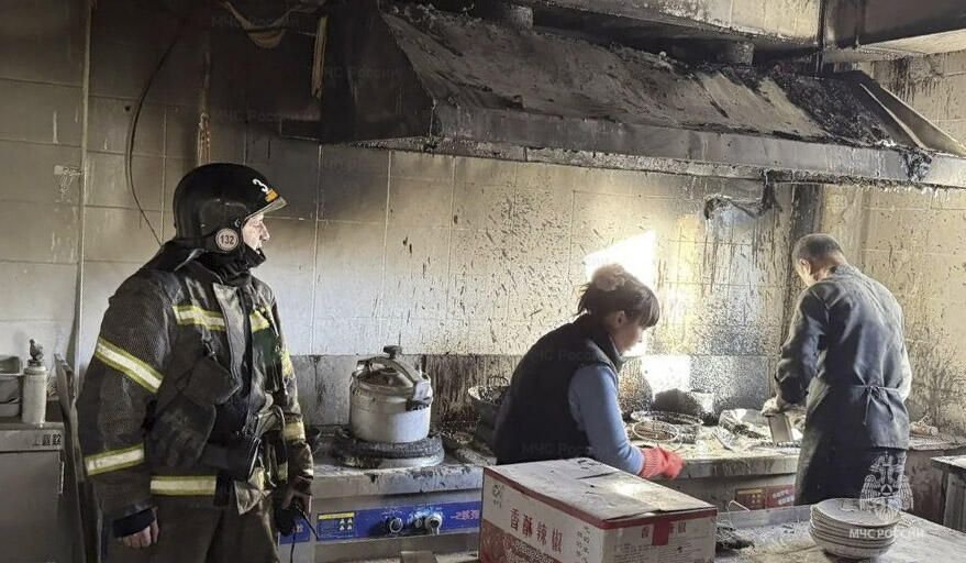 Четыре человека спасли на пожаре в кафе китайской кухни в Иркутске Пресс-служба ГУ МЧС России по Иркутской области