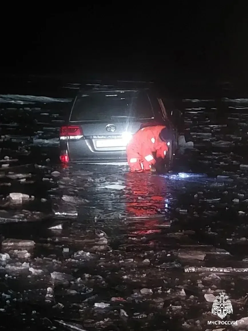 Два автомобиля провалились под лёд за сутки на закрытой переправе на Ольхон Пресс-служба ГУ МЧС России по Иркутской области