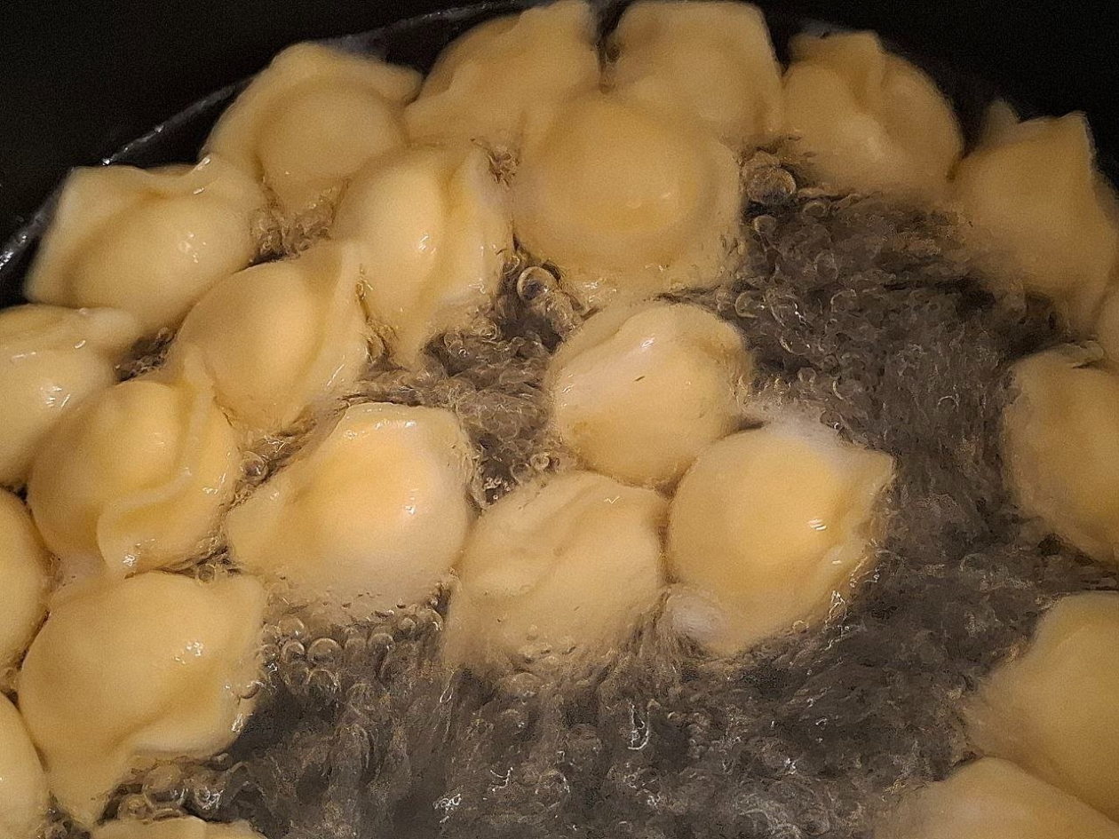 1 ложка на кастрюлю — и пельмени не разварятся: даже магазинные полуфабрикаты превзойдут ожидания ИА KrasnodarMedia.ru