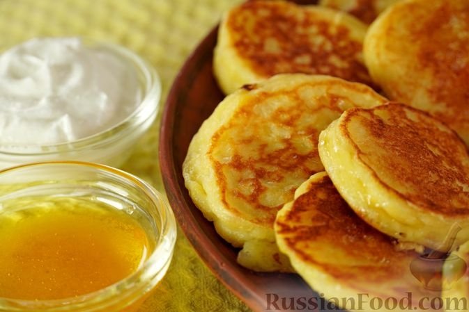 Солнечные оладьи с кукурузной мукой: мягкость и нежность в каждом укусе. Идеальны с мёдом russianfood.com