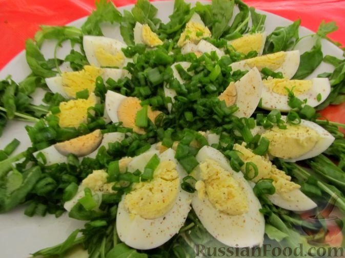 Салат из яиц, сыра и майонеза - простые ингредиенты, изысканное оформление. Хоть на обед, хоть на ужин russianfood.com