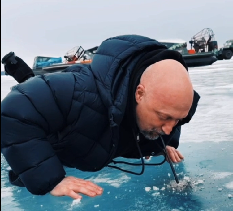 &quotПросто выпью Байкал&quot: Гоша Куценко попробовал воду из озера из трубочки Тг-канал (18+) Гоши Куценко