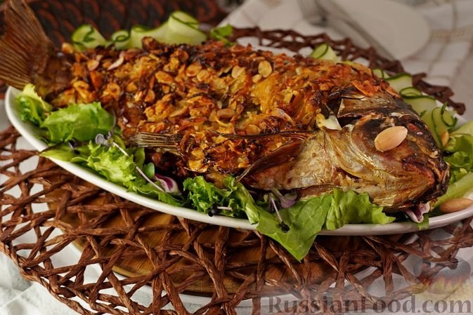 Запечённый карп под &quotшапкой&quot из лука, сухарей и миндаля: хрустящая корочка и сочная рыба russianfood.com